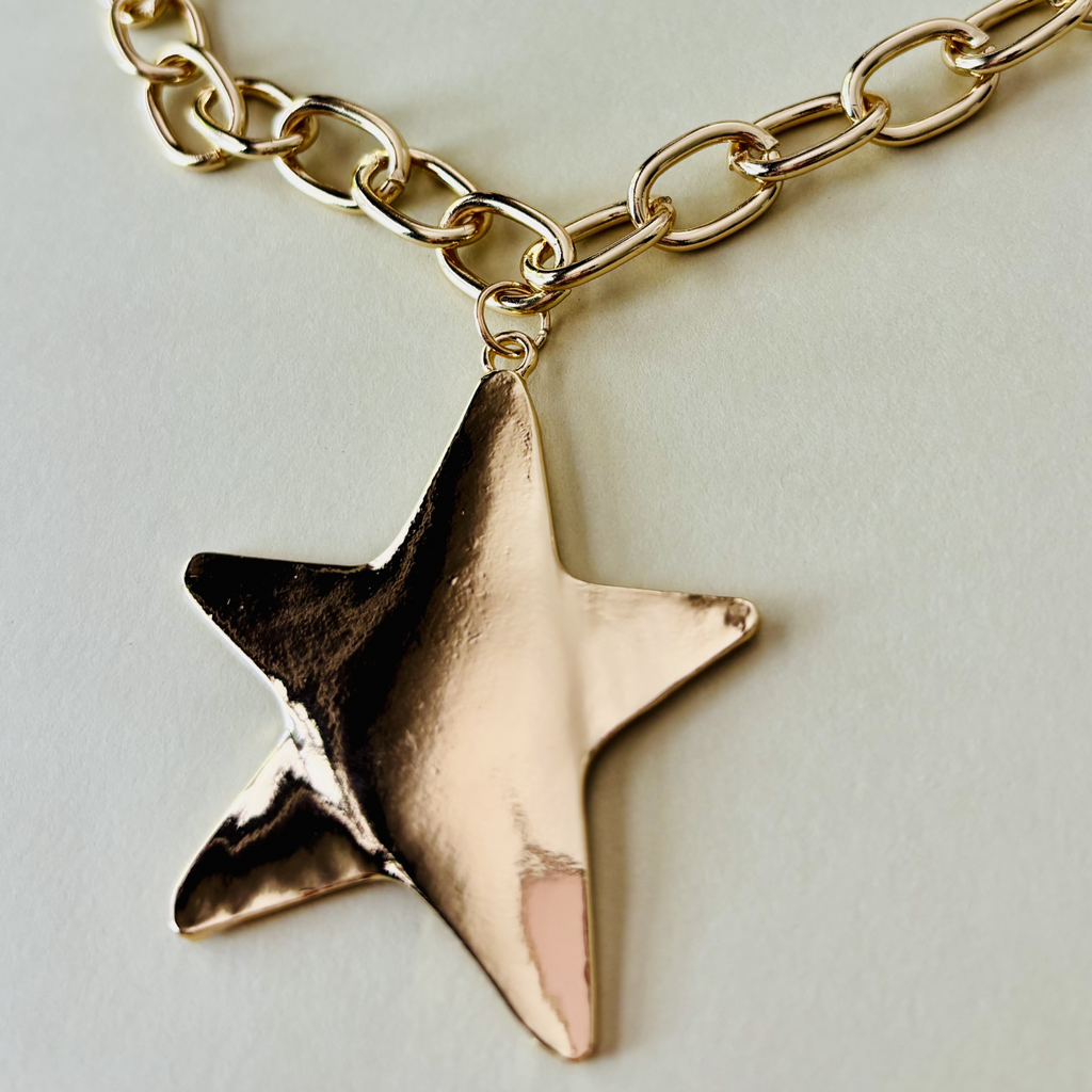 Gold chain with a star-shaped pendant 