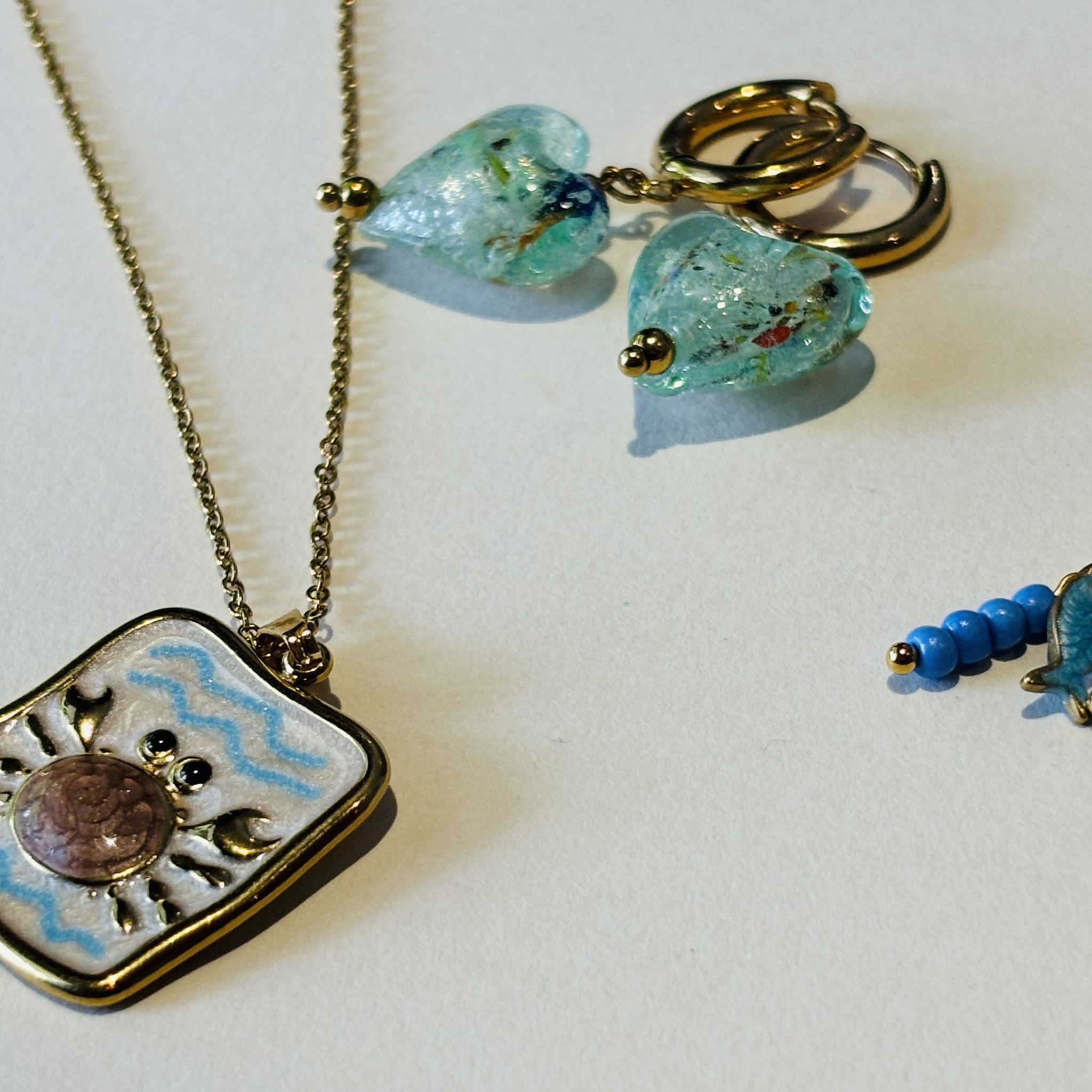 Necklace with turquoise beads and gold accents 